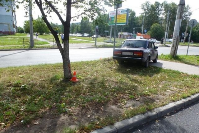 В Вологде ВАЗ врезался в дерево водитель погиб (1).JPG