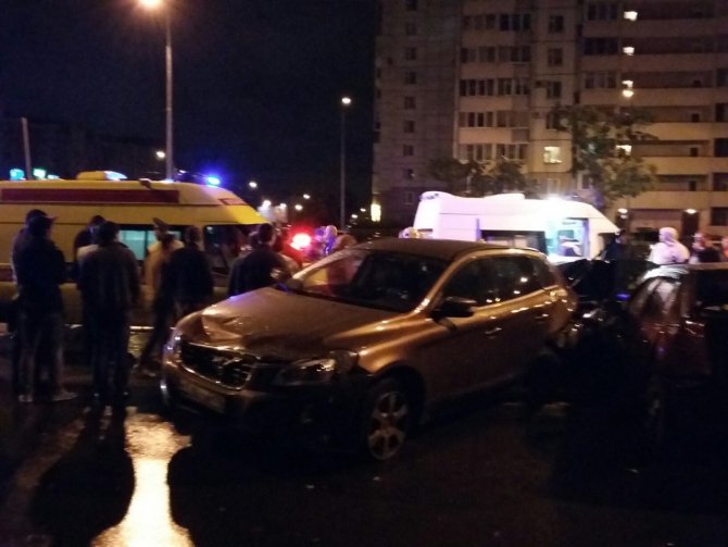 В Петербурге Mercedes протаранил припаркованные автомобили пострадали два человека (3).jpg