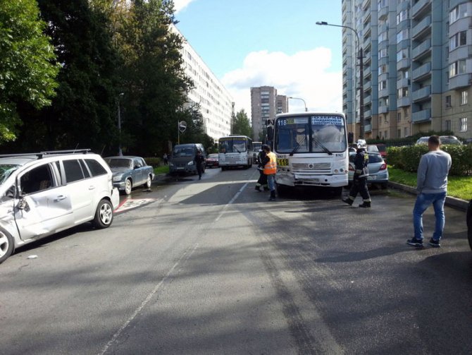 В ДТП с маршруткой на Тимуровской улице пострадали два человека (1).jpg
