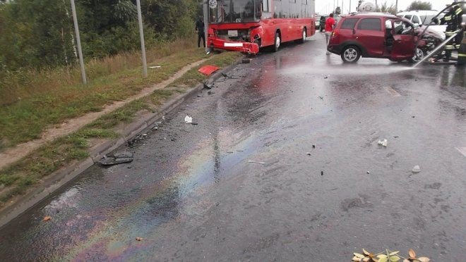 В Казани столкнулась легковушка и автобус (4).jpg