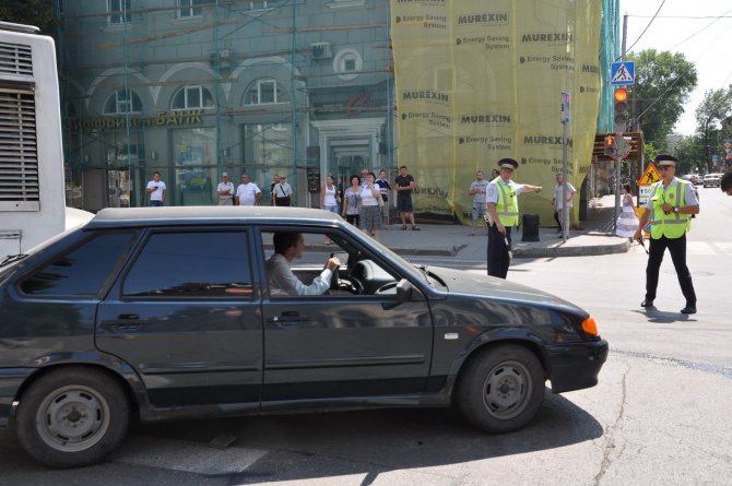 В центре Ростова автобус протаранил 5 машин (3).jpg