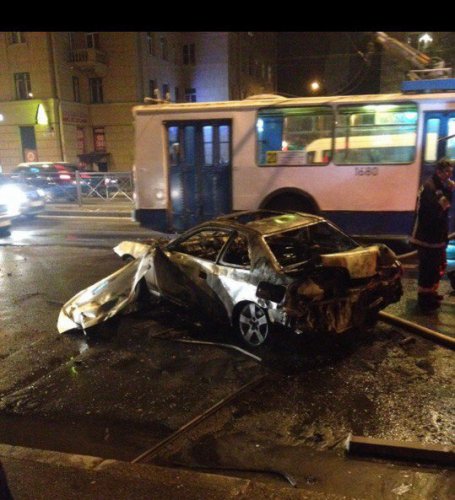 В Петербурге на Стачек взорвался автомобиль (6).jpg