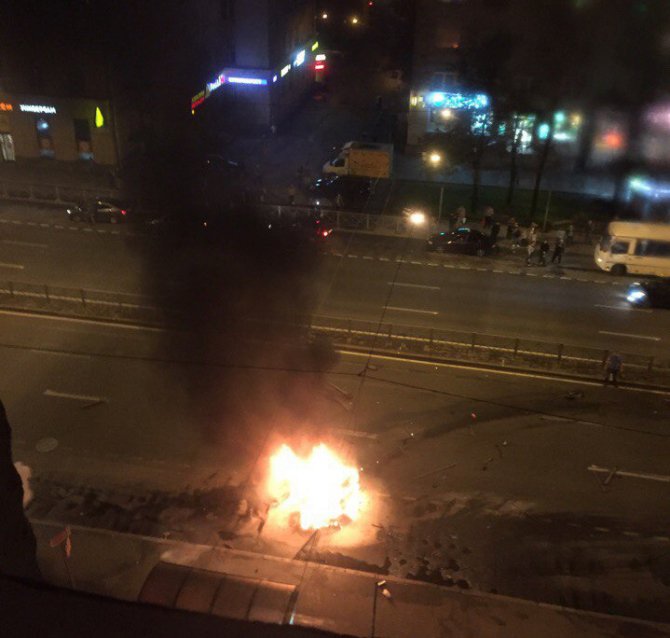 В Петербурге на Стачек взорвался автомобиль (9).jpg