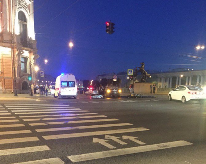 На Невском проспекте в Петербурге в ДТП погиб мотоциклист (5).jpg