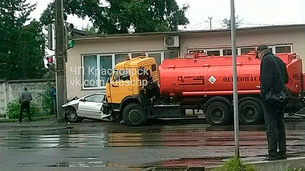 В Красноярске бензовоз вмял «Тойоту» в столб (1).jpg