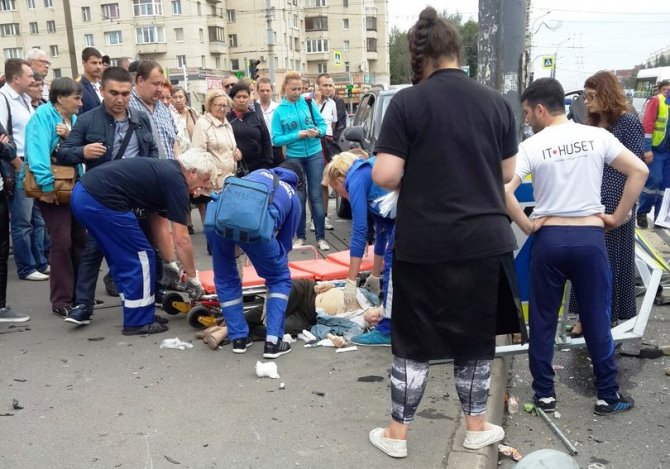 В Петербурге на Луначарского иномарка снесла светофор и сбила пенсионерку (9).jpg