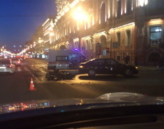 На Невском проспекте в Петербурге в ДТП погиб мотоциклист (4).jpg