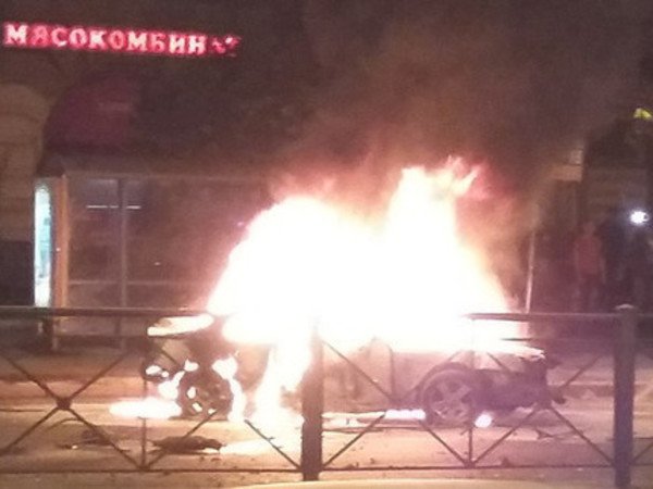 В Петербурге на Стачек взорвался автомобиль (8).jpg