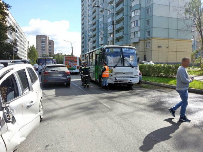 В ДТП с маршруткой на Тимуровской улице пострадали два человека (3).jpg