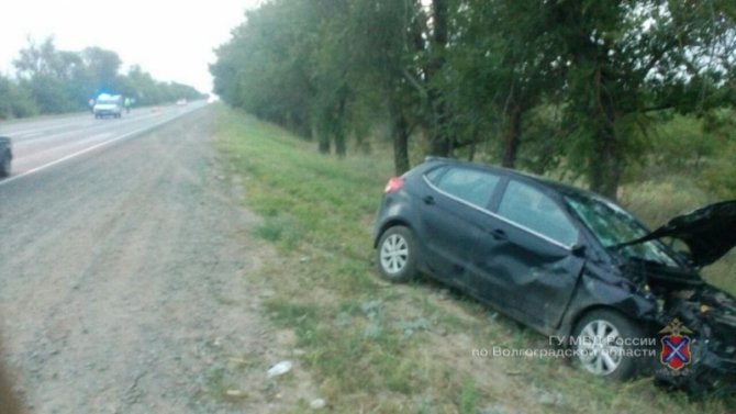 Под Волгоградом столкнулись легковушка и мотоцикл – двое погибли (3).jpg