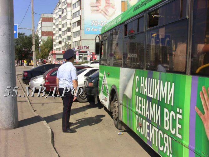 В Омске автобус протаранил 12 автомобилей (3).jpg