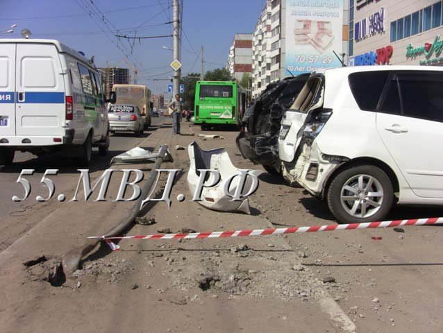 В Омске автобус протаранил 12 автомобилей (2).jpg