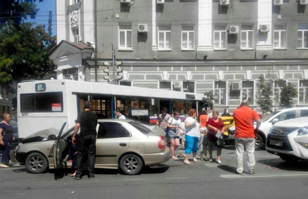 В центре Ростова автобус протаранил 5 машин (1).jpg