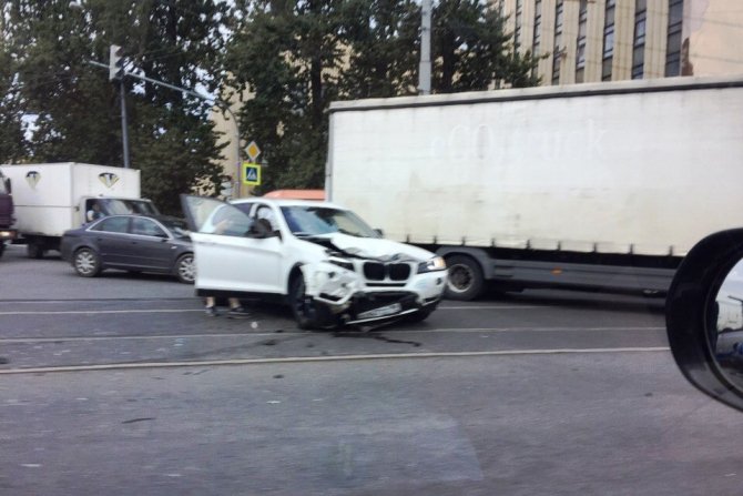 В Петербурге после ДТП полицейская машина перевернулась на крышу (2).jpg