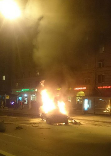 В Петербурге на Стачек взорвался автомобиль (10).jpg