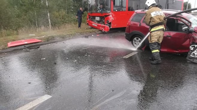 В Казани столкнулась легковушка и автобус (2).jpg