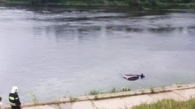 На западе Москвы автомобиль упал в реку (1).jpg