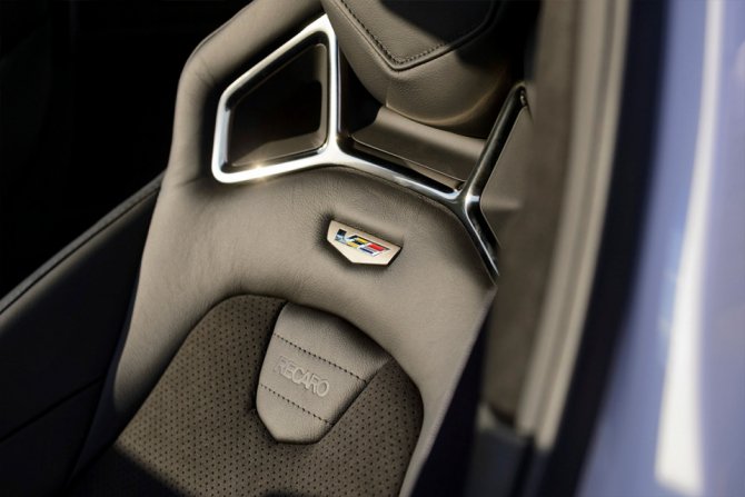В России стартовали продажи нового седана Cadillac CTS-V (3).jpg
