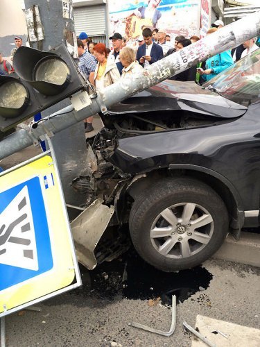 В Петербурге на Луначарского иномарка снесла светофор и сбила пенсионерку (8).jpg