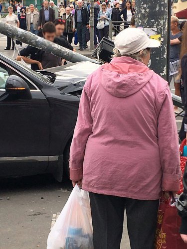 В Петербурге на Луначарского иномарка снесла светофор и сбила пенсионерку (4).jpg