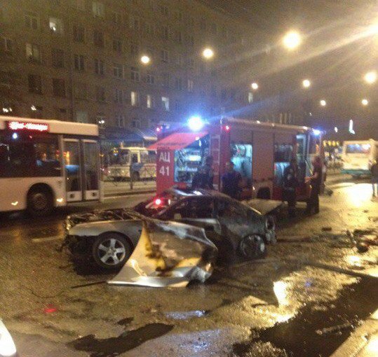 В Петербурге на Стачек взорвался автомобиль (5).jpg