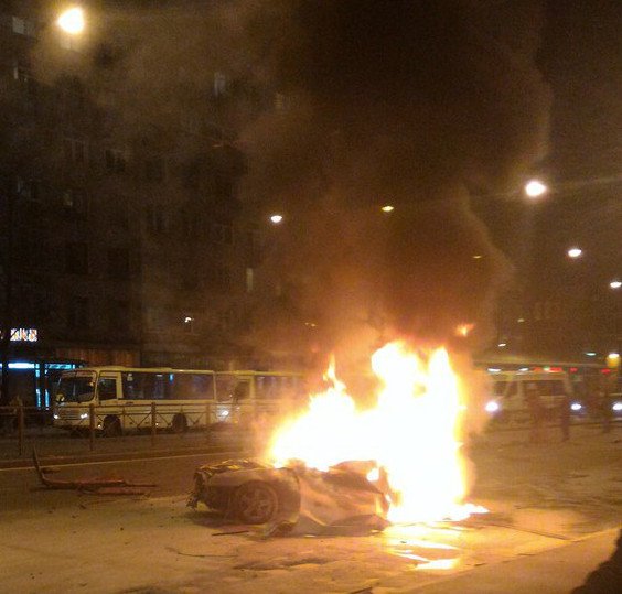 В Петербурге на Стачек взорвался автомобиль (1).jpg