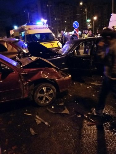 В Петербурге Mercedes протаранил припаркованные автомобили пострадали два человека (2).jpg