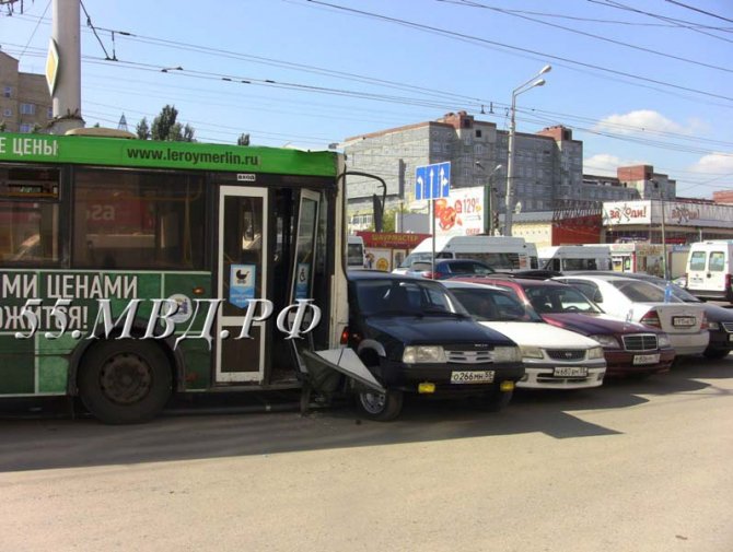 В Омске автобус протаранил 12 автомобилей (4).jpg