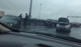 На КАД в Петербурге Mercedes протаранил машину ДПС