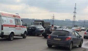 В массовом ДТП на Северном шоссе в Красноярске погиб человек