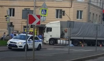 В Петербурге фура раздавила женщину на переходе