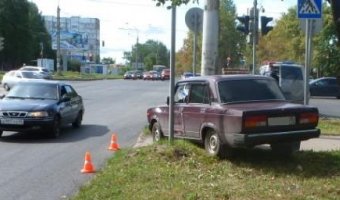 В Вологде ВАЗ врезался в дерево: водитель погиб