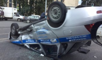 В Петербурге после ДТП полицейская машина перевернулась на крышу