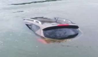 На западе Москвы автомобиль упал в реку
