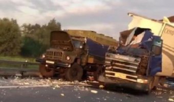 В аварии с грузовиками на МКАД пострадал человек