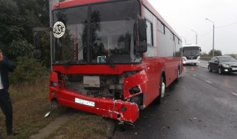 В Казани столкнулась легковушка и автобус