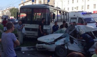 В Нижнем Новгороде маршрутка снесла остановку: есть пострадавшие