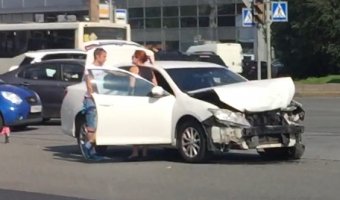 У Toyota оторвался передний бампер и остался под задним бампером Suzuki Vitara