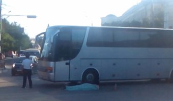 В Астрахани водитель автобуса потерял сознание, сбил двух человек и умер