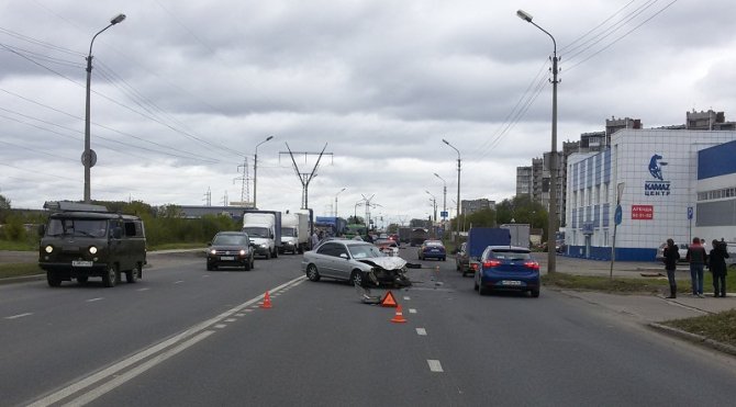 В Череповце в ДТП ВАЗ разорвало пополам (5).jpg