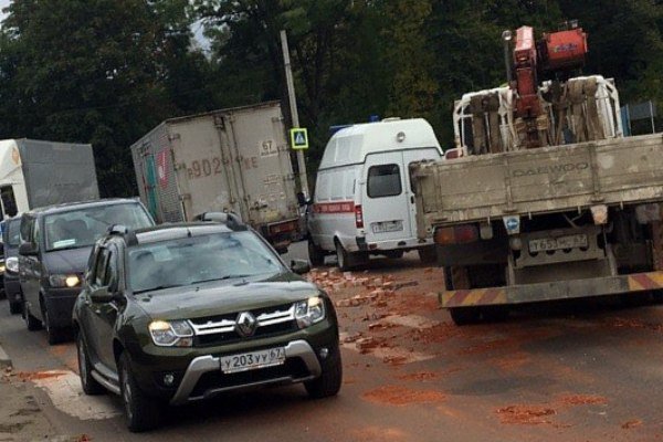 ДТП в Смоленске грузовик с кирпичами протаранил легковушку (1).jpg