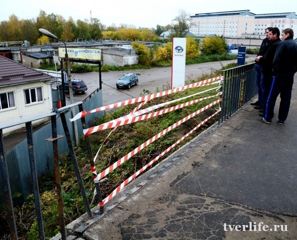 В Твери автомобиль рухнул с Восточного моста (1).JPG