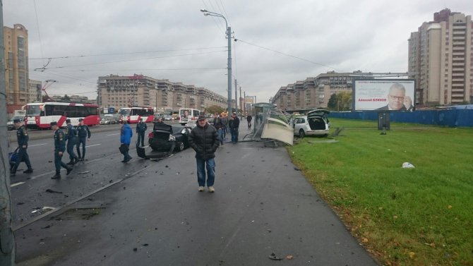 В Петербурге на Бухаресткой после ДТП автомобиль сбил пешеходов (3).jpg