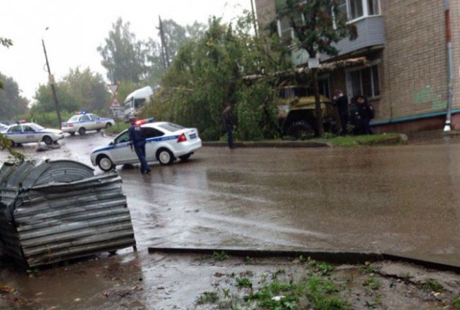 В Кирове грузовик насмерть сбил женщину и врезался в дом (3).jpg