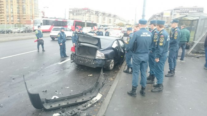 В Петербурге на Бухаресткой после ДТП автомобиль сбил пешеходов (4).jpg