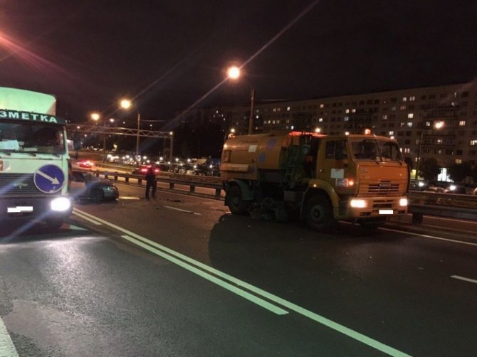 В ДТП с поливомоечной машиной в Петербурге погиб водитель ВАЗа (3).jpg