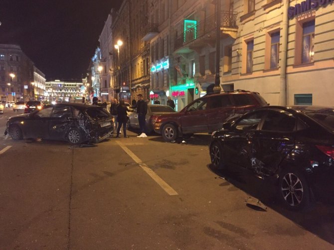 В центре Петербурга произошло массовое ДТП.jpg