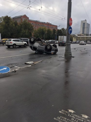 На Варшавском шоссе в Москве после ДТП перевернулась иномарка (5).jpg