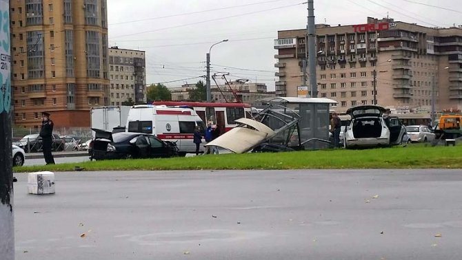 В Петербурге на Бухаресткой после ДТП автомобиль сбил пешеходов (11).jpg
