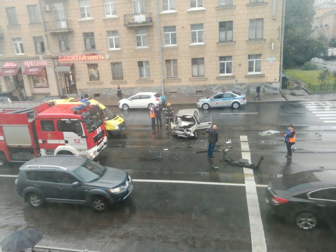 В ДТП на Среднеохтинском в Петербурге пострадал водитель (5).jpg